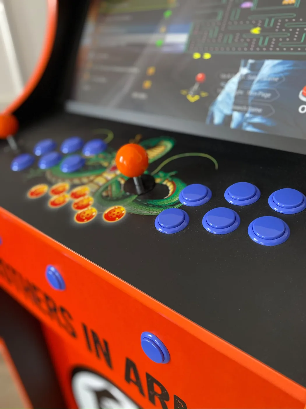 Panneau de contrôle Dragon Ball, boutons bleus et joystick orange — Art'cade Design Nice