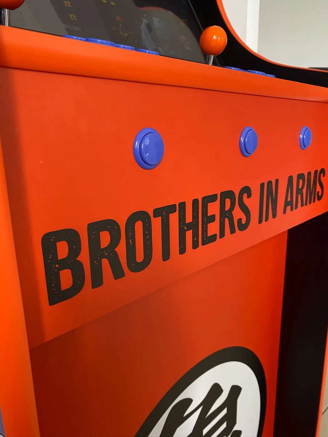 Détail du lettrage « Brothers in Arms » sur le flanc de la borne arcade — Art'cade Design Nice