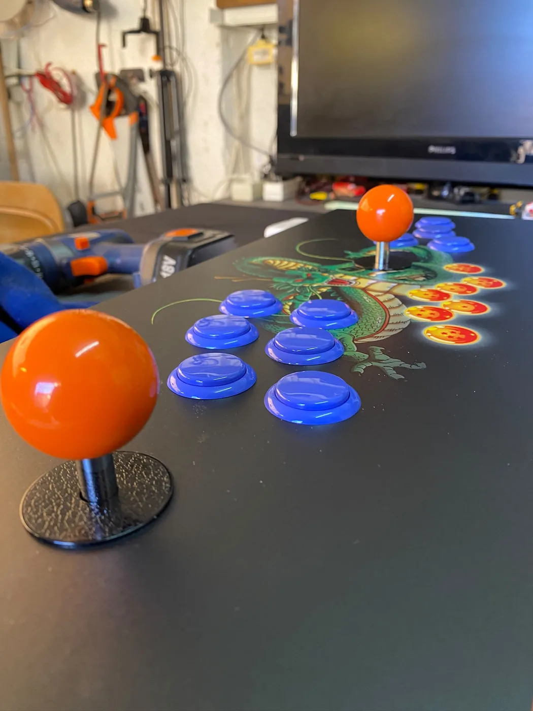 Panneau de contrôle orange de la borne Dragon Ball, joystick à boule — Art'cade Design Nice
