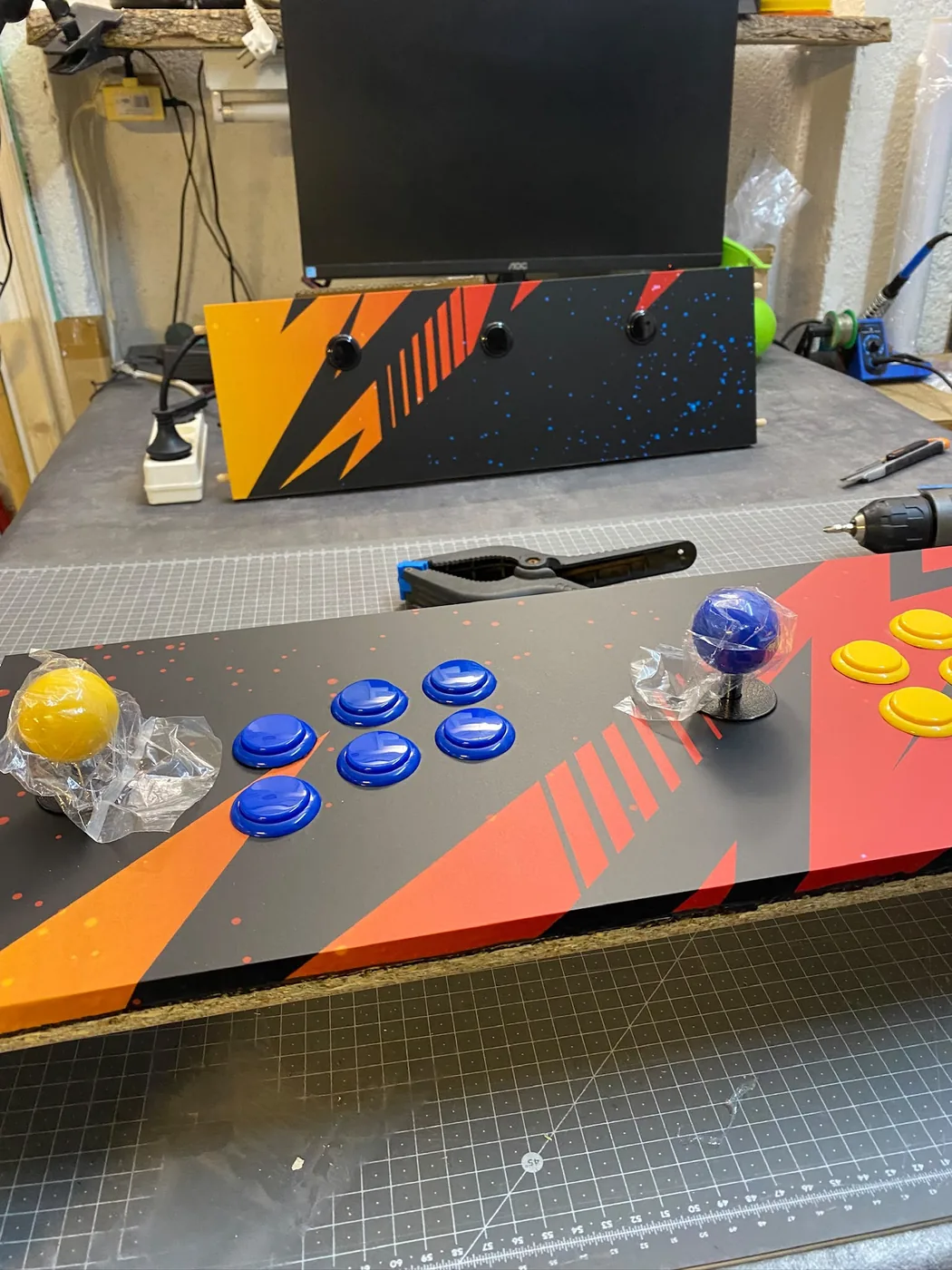 Panneau de contrôle de la borne Naruto, boutons bleus et jaunes — Art'cade Design Nice