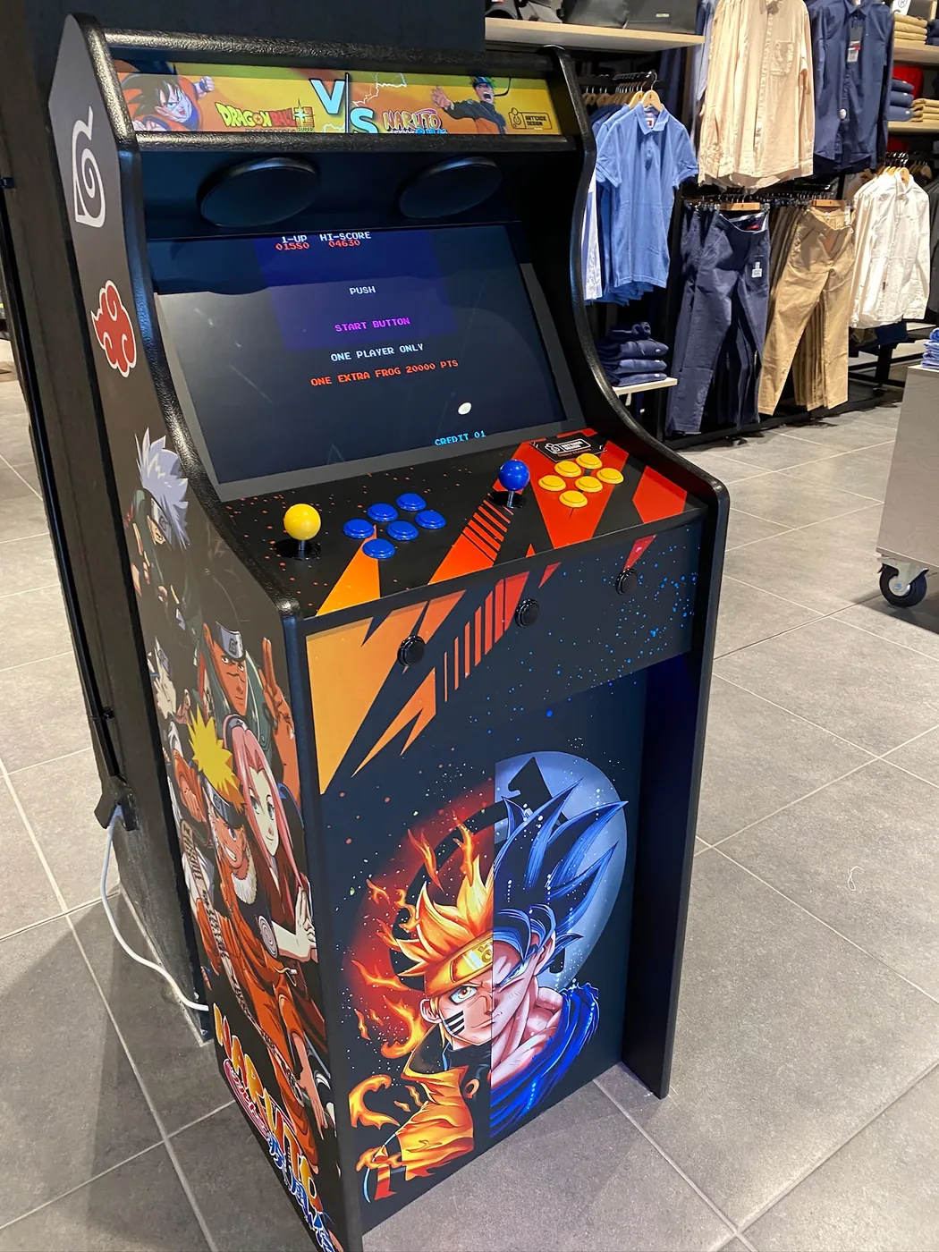 Borne arcade Naruto allumée et installée dans une boutique — Art'cade Design Nice