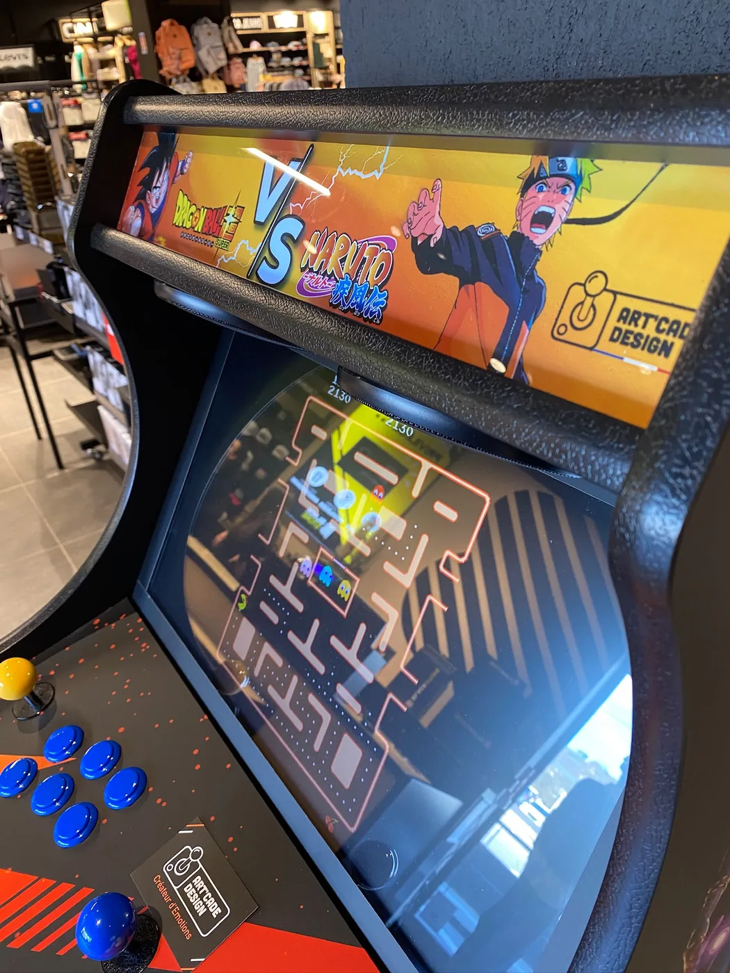 Écran de jeu et panneau de contrôle de la borne arcade en boutique — Art'cade Design Nice