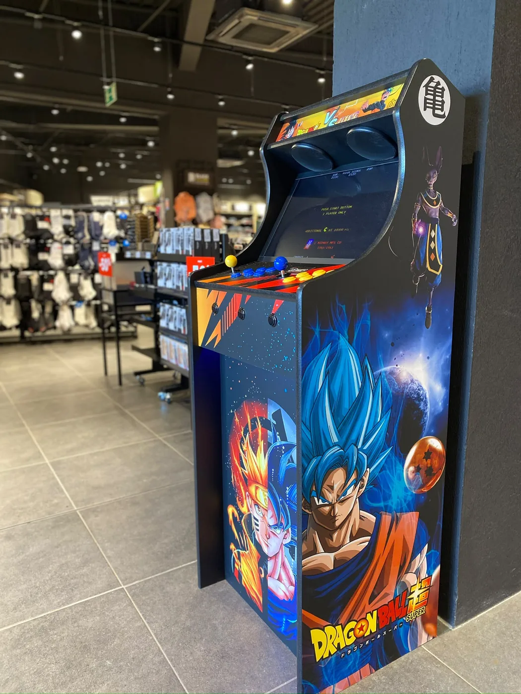 Borne arcade Naruto en libre-service dans l'allée d'un magasin — Art'cade Design Nice