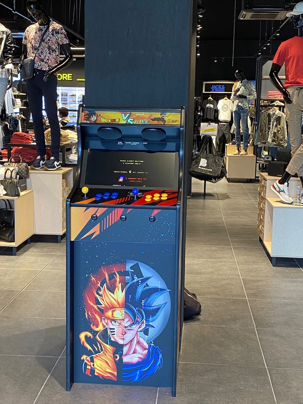 Borne arcade Dragon Ball et Naruto dans l'espace de vente — Art'cade Design Nice