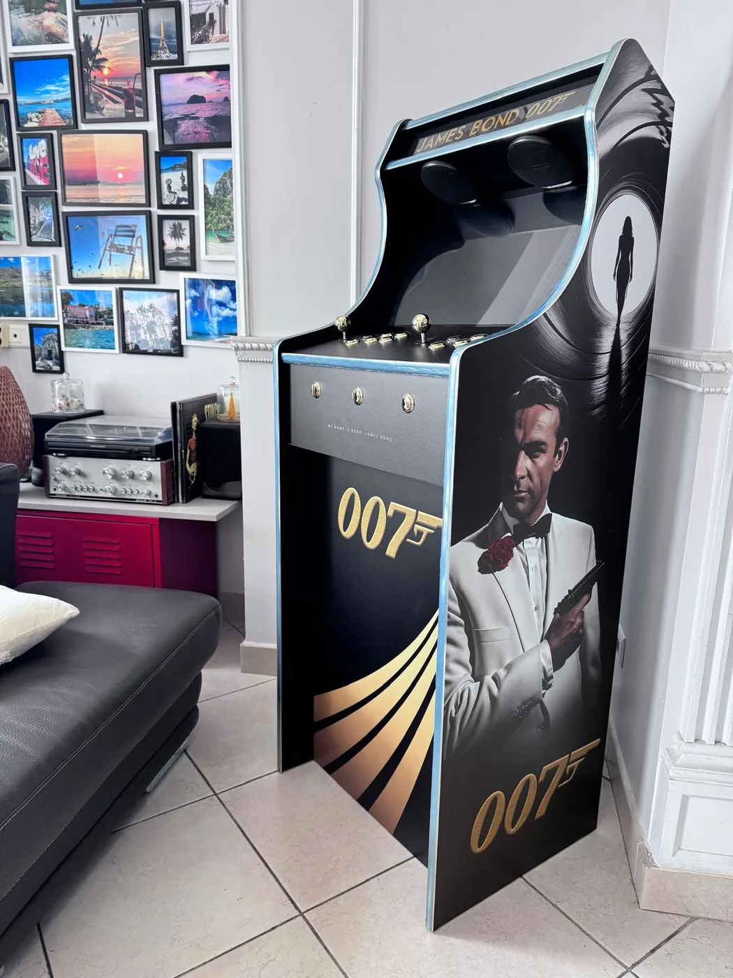 Borne d'arcade Classic sur mesure hommage à James Bond 007, habillage noir et or — Art'cade Design Nice