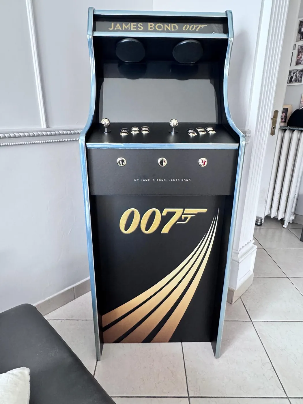 Borne arcade James Bond vue de face, virgule dorée 007 — Art'cade Design Nice