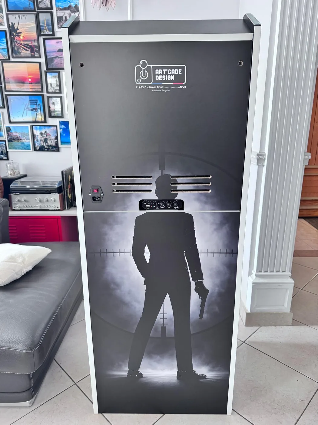 Flanc de la borne arcade orné de la silhouette de James Bond — Art'cade Design Nice