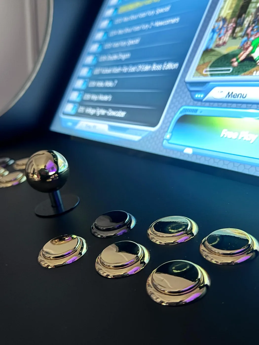 Panneau de contrôle de la borne James Bond, boutons dorés éclairés — Art'cade Design Nice