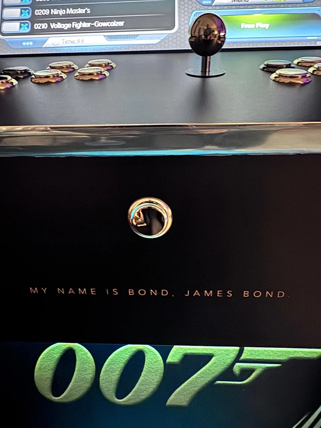 Panneau « My name is Bond, James Bond » et joystick doré — Art'cade Design Nice