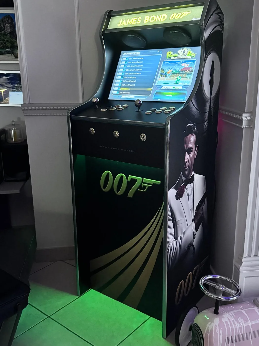 Borne arcade James Bond allumée, écran de sélection des jeux — Art'cade Design Nice