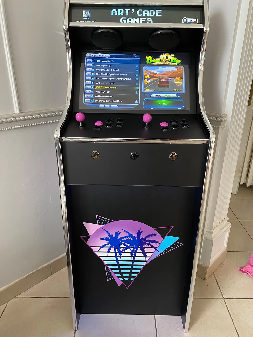 Borne arcade en location thème Miami Nice, habillage palmiers synthwave — Art'cade Design Nice
