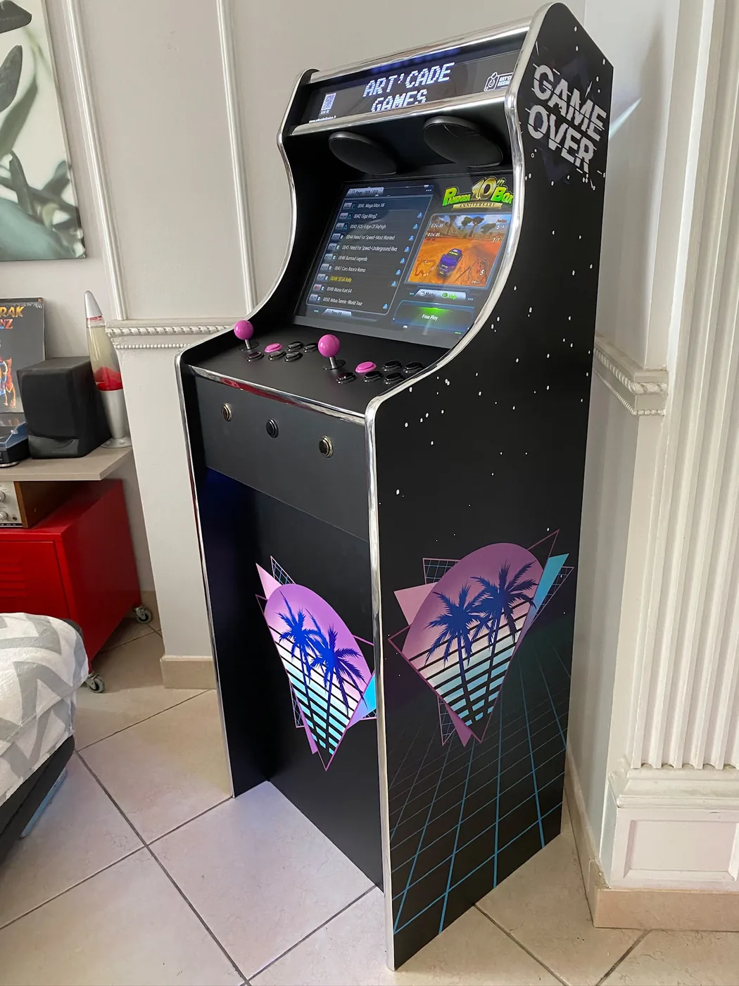Borne arcade de location livrée et installée dans un intérieur, prête à jouer — Art'cade Design Nice