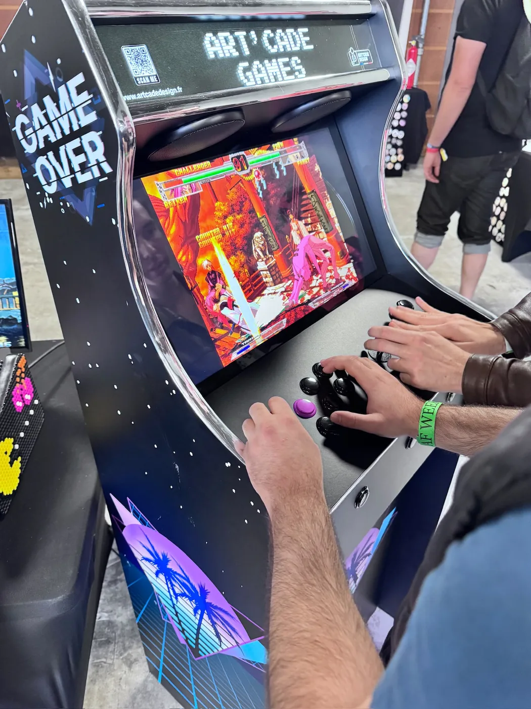 Deux joueurs sur une borne arcade louée lors d'un événement d'entreprise — Art'cade Design Nice