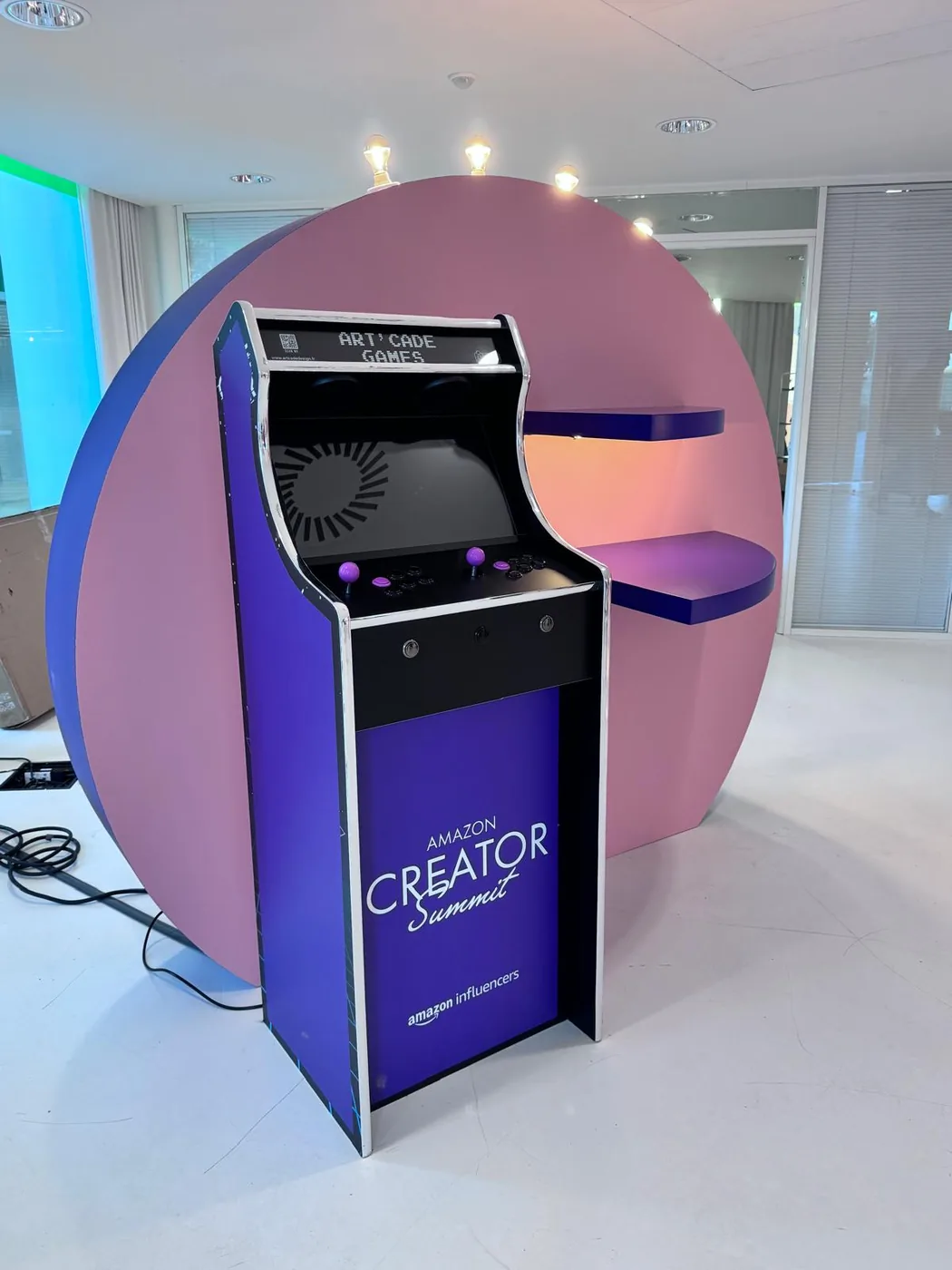 Borne d'arcade en location habillée de stickers éphémères aux couleurs d'un événement — Art'cade Design Nice