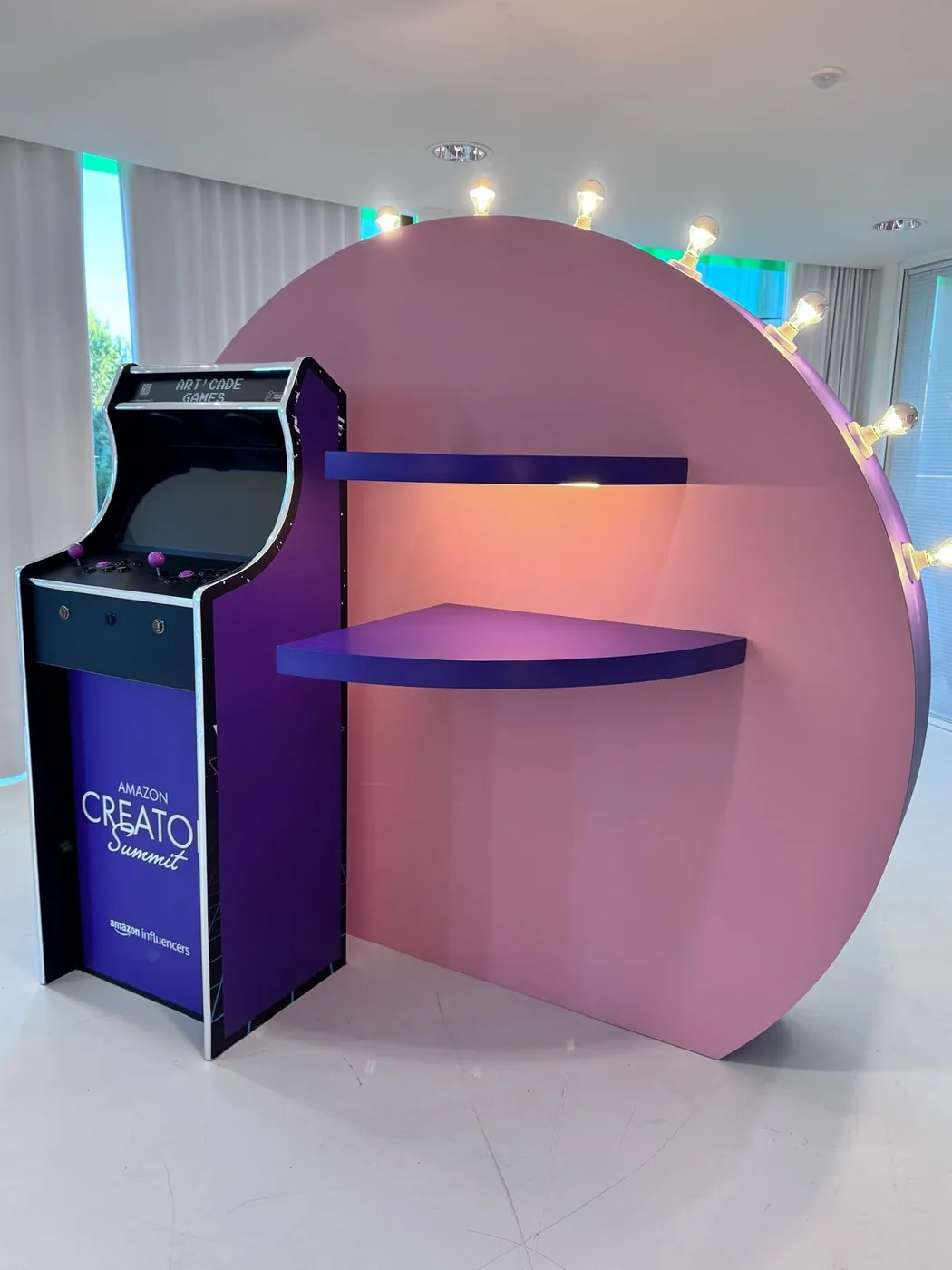 Borne arcade événementielle intégrée au décor d'un salon — Art'cade Design Nice