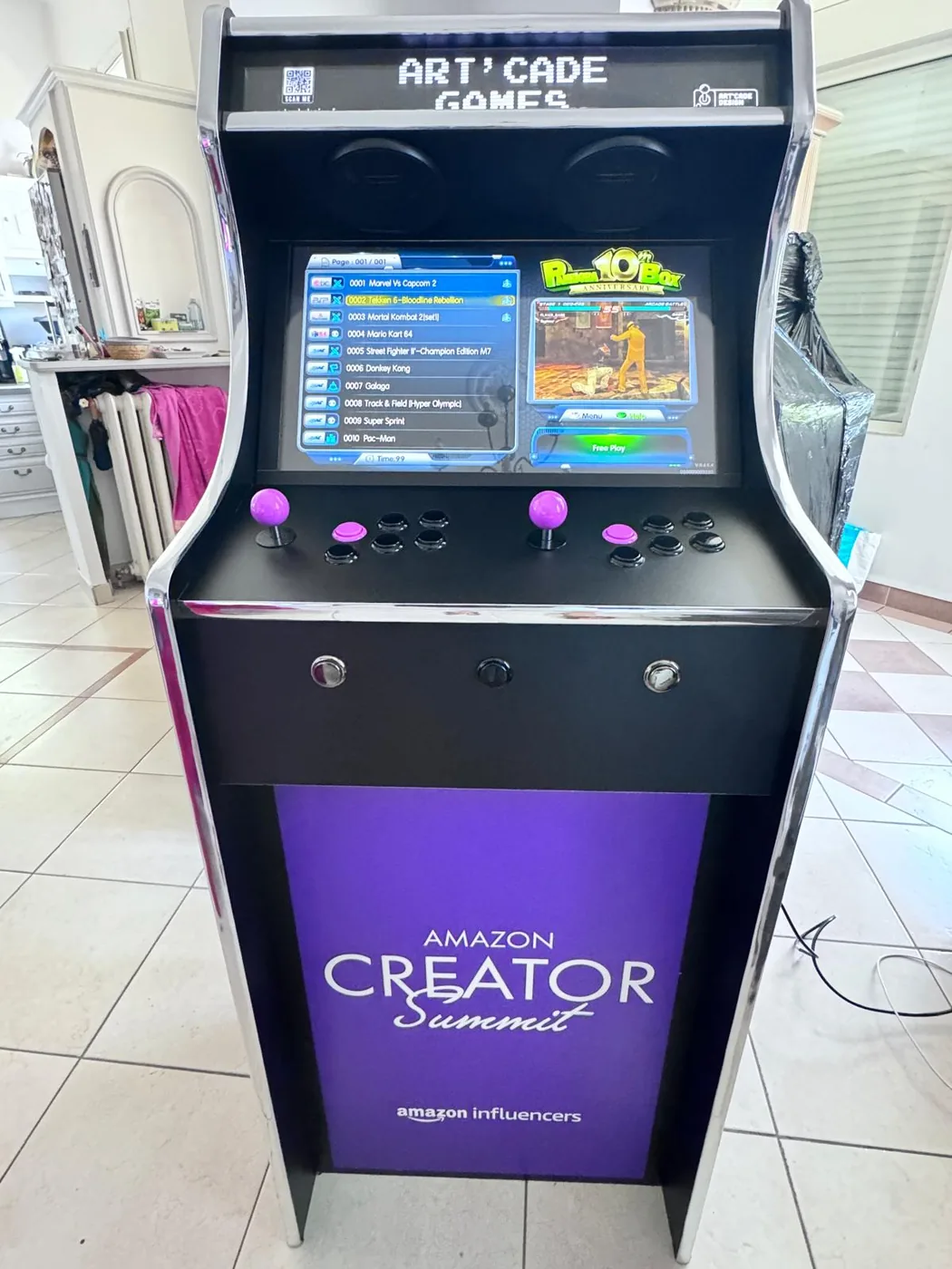 Borne arcade événementielle allumée, écran de sélection des jeux — Art'cade Design Nice