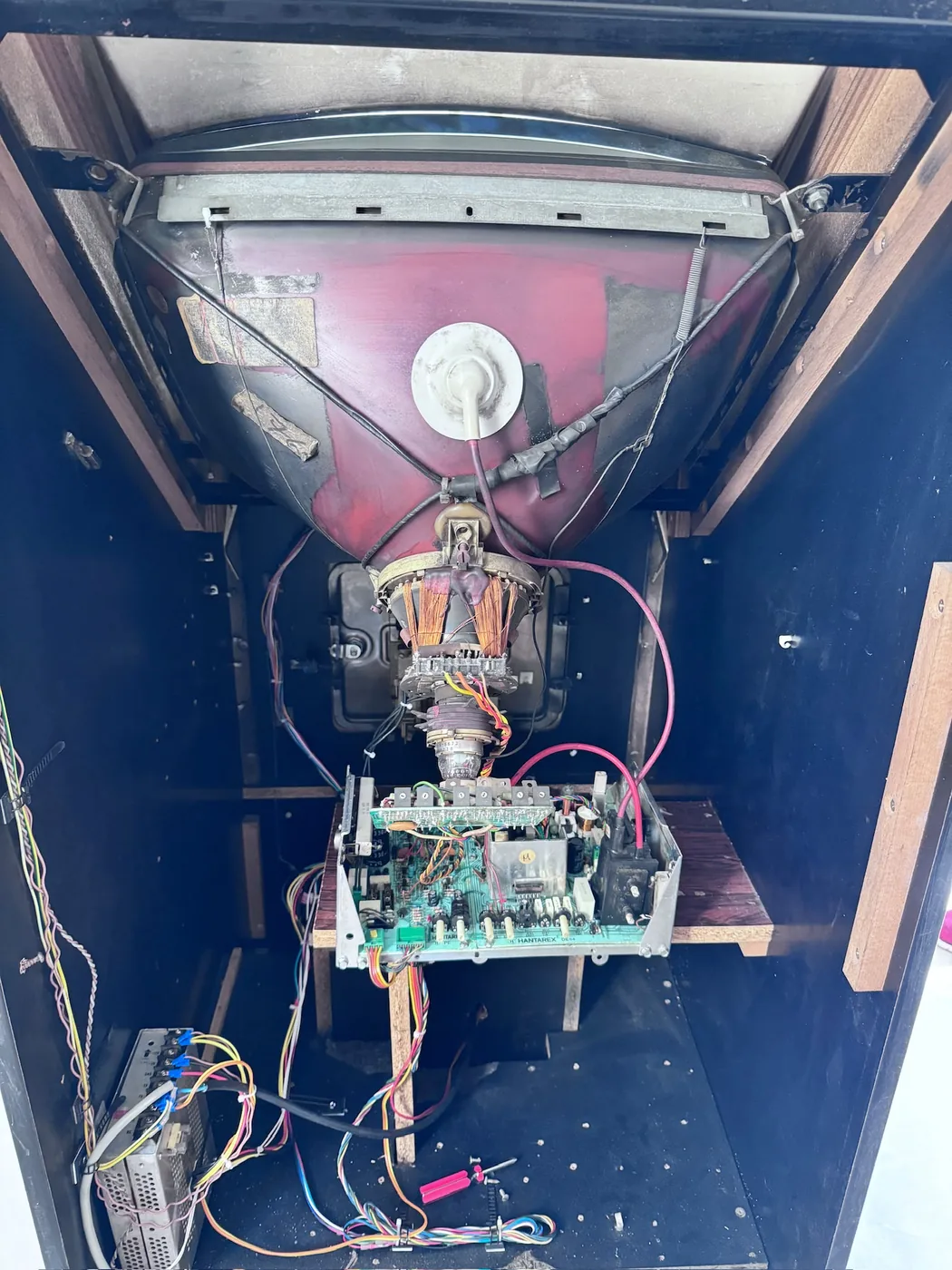Transformateur et cartes électroniques à l'intérieur du châssis — Art'cade Design Nice