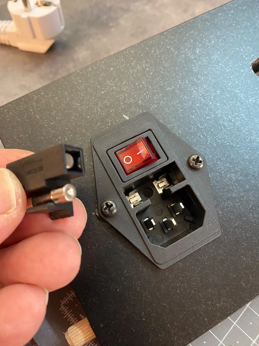 Interrupteur secteur et prise IEC remontés sur la borne — Art'cade Design Nice