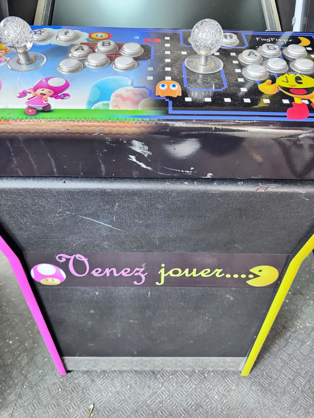 Panneau de contrôle et façade « Venez jouer » de la mini-borne restaurée — Art'cade Design Nice