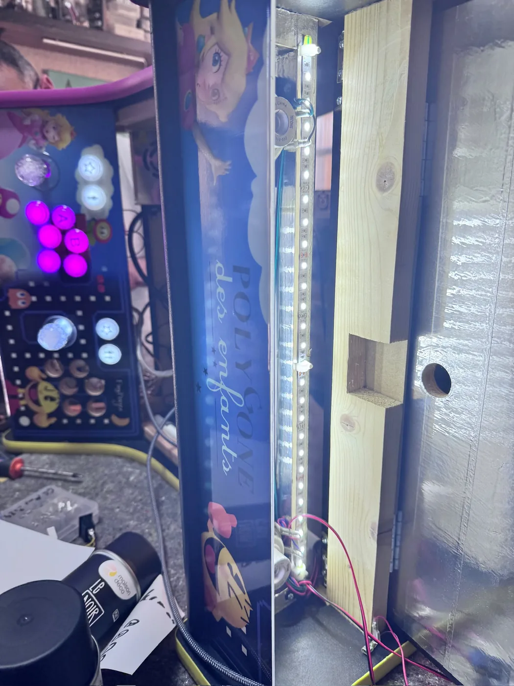 Bandeau LED posé à l'intérieur de la mini-borne d'arcade — Art'cade Design Nice