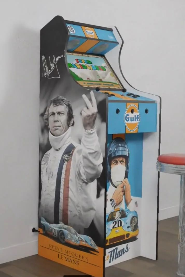 Flanc de la borne arcade orné du portrait de Steve McQueen — Art'cade Design Nice