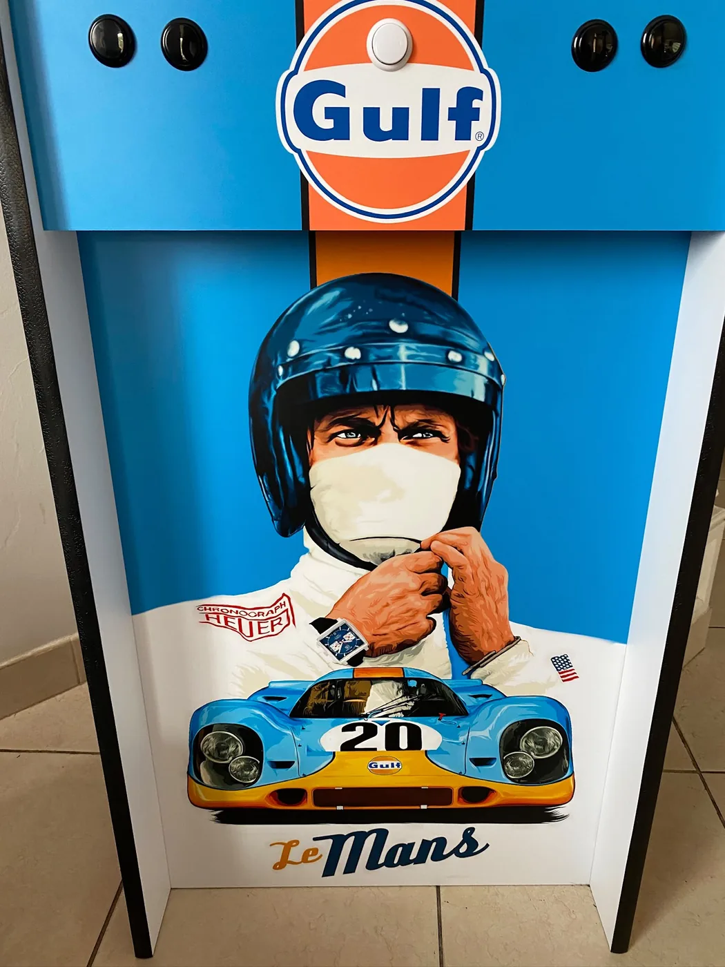 Façade de la borne arcade Le Mans : pilote, Porsche 917 numéro 20 et logo Gulf — Art'cade Design Nice
