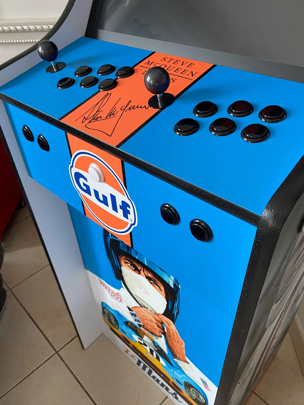 Panneau de contrôle bleu Gulf de la borne Steve McQueen, boutons noirs — Art'cade Design Nice