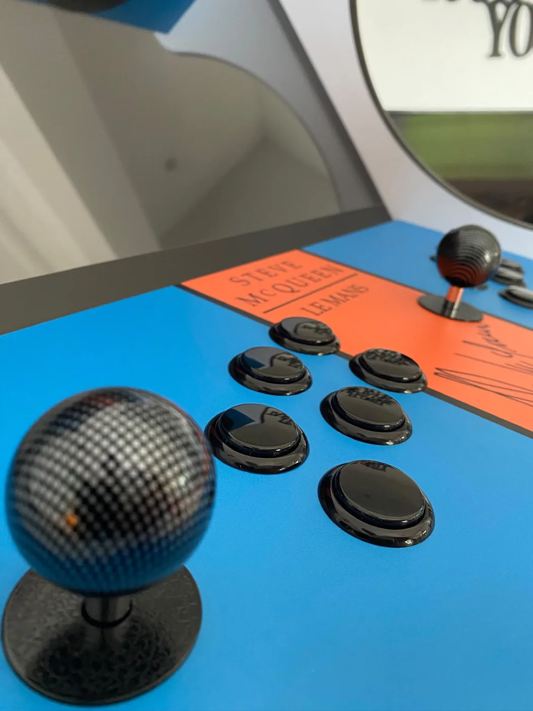 Détail du joystick à boule carbone de la borne arcade Steve McQueen — Art'cade Design Nice
