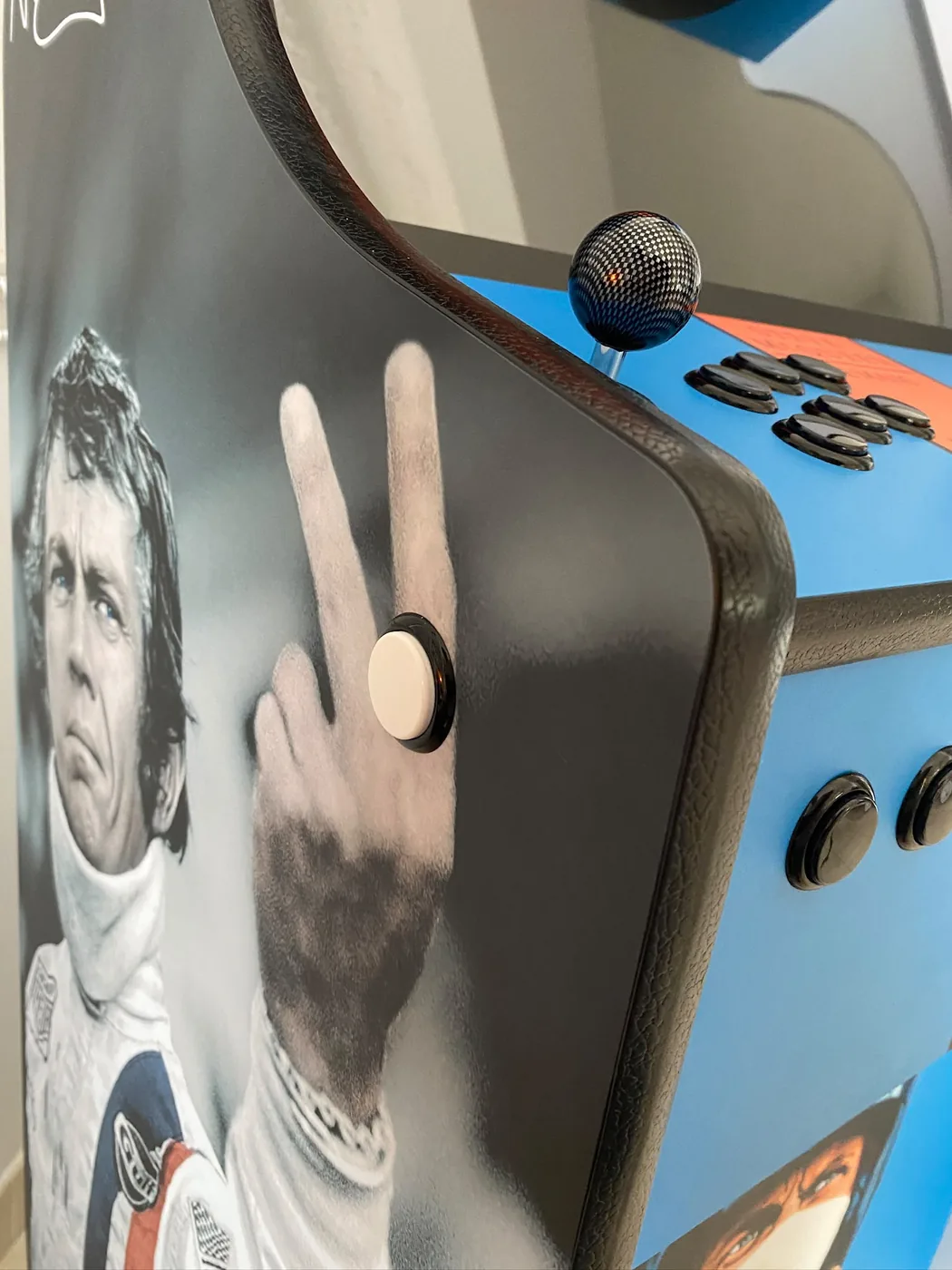 Détail du flanc illustré Steve McQueen sur la borne d'arcade — Art'cade Design Nice