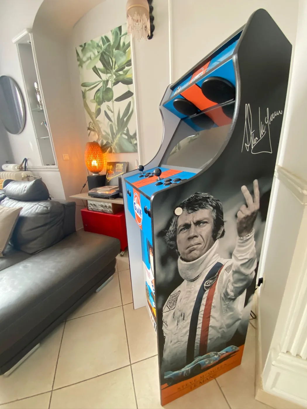 Borne arcade Le Mans vue de profil dans un salon — Art'cade Design Nice