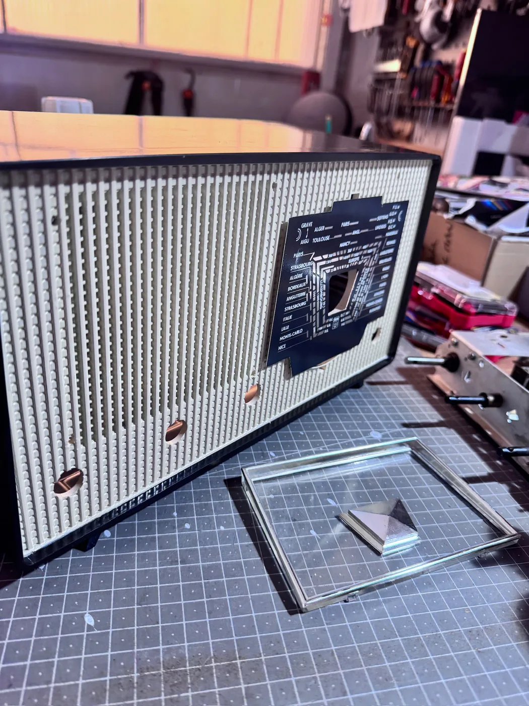 Poste radio Radiola sur l'établi de l'atelier — Art'cade Design Nice