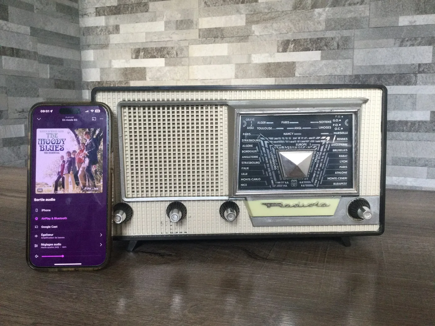 Poste radio Radiola restauré diffusant la musique d'un smartphone posé à côté, via Bluetooth — Art'cade Design Nice