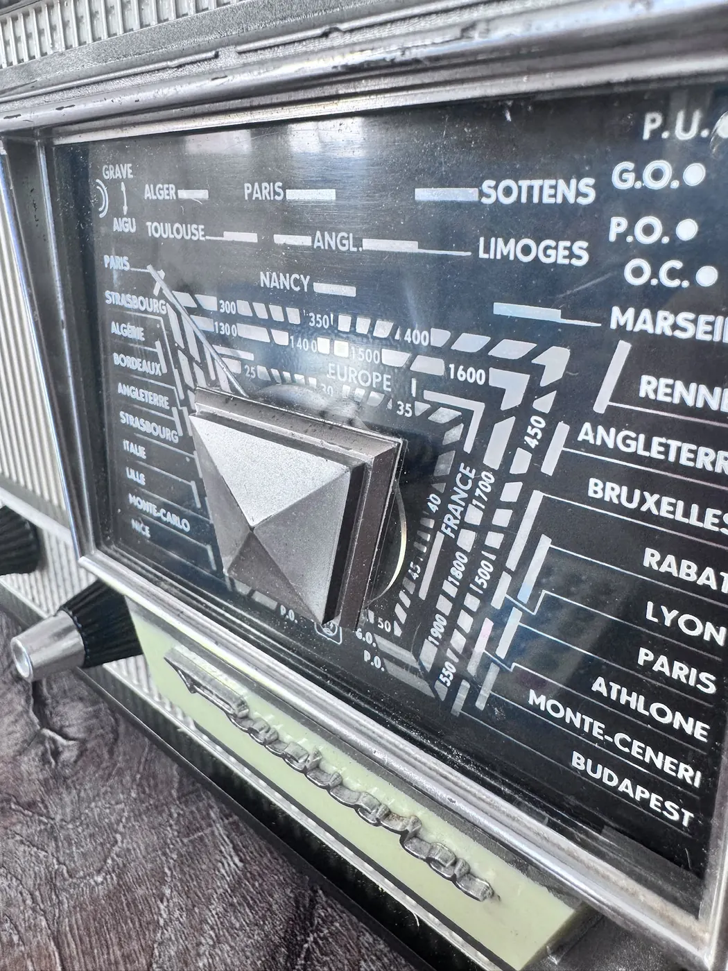 Gros plan sur un cadran de poste radio vintage : Sottens, Monte-Carlo, Nice, Budapest — Art'cade Design Nice