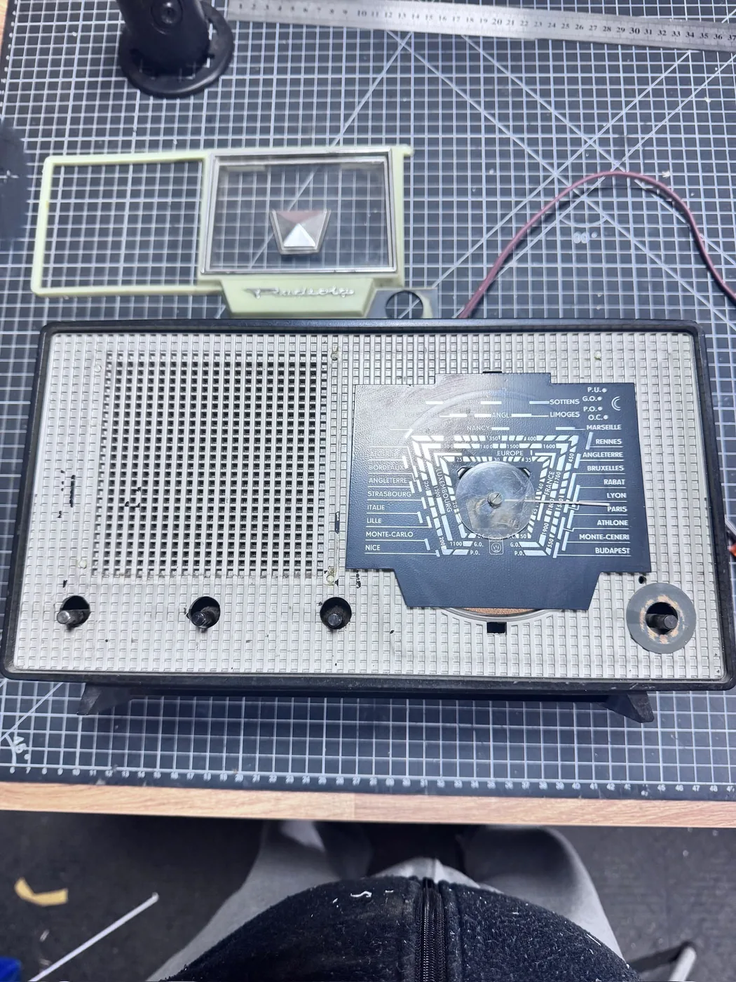 Façade d'un poste radio Radiola posée sur un tapis de découpe — Art'cade Design Nice