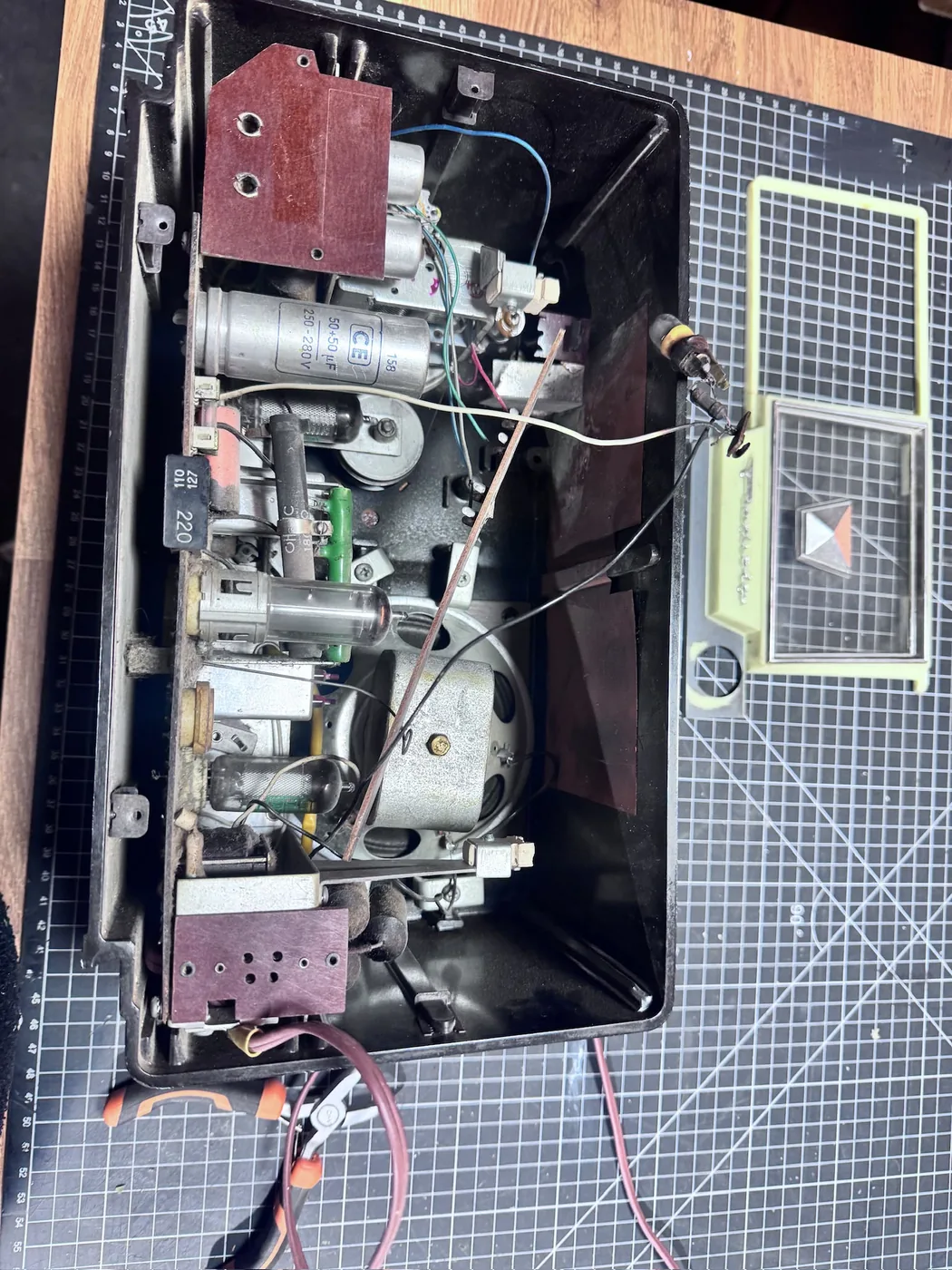 Intérieur d'un poste radio vintage ouvert — Art'cade Design Nice