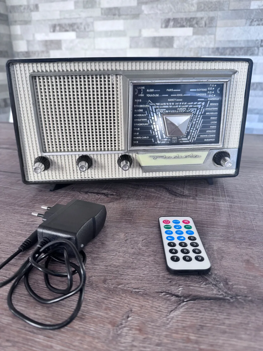 Poste radio Radiola restauré, livré avec son adaptateur secteur et sa télécommande — Art'cade Design Nice
