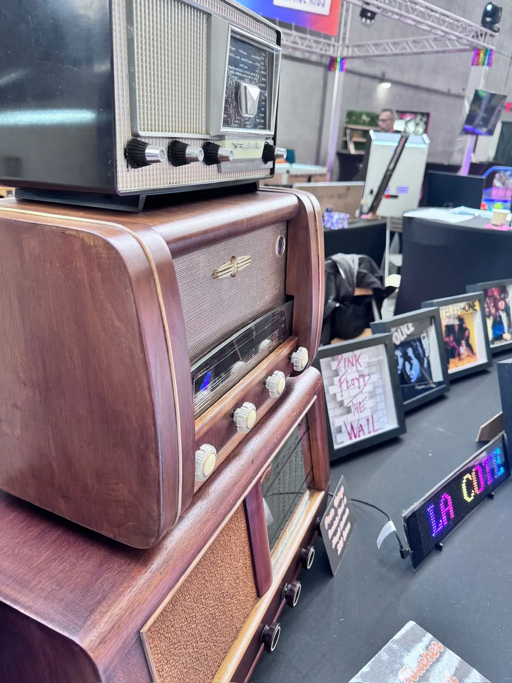 Postes radio vintage empilés sur le stand Art'cade Design — Art'cade Design Nice