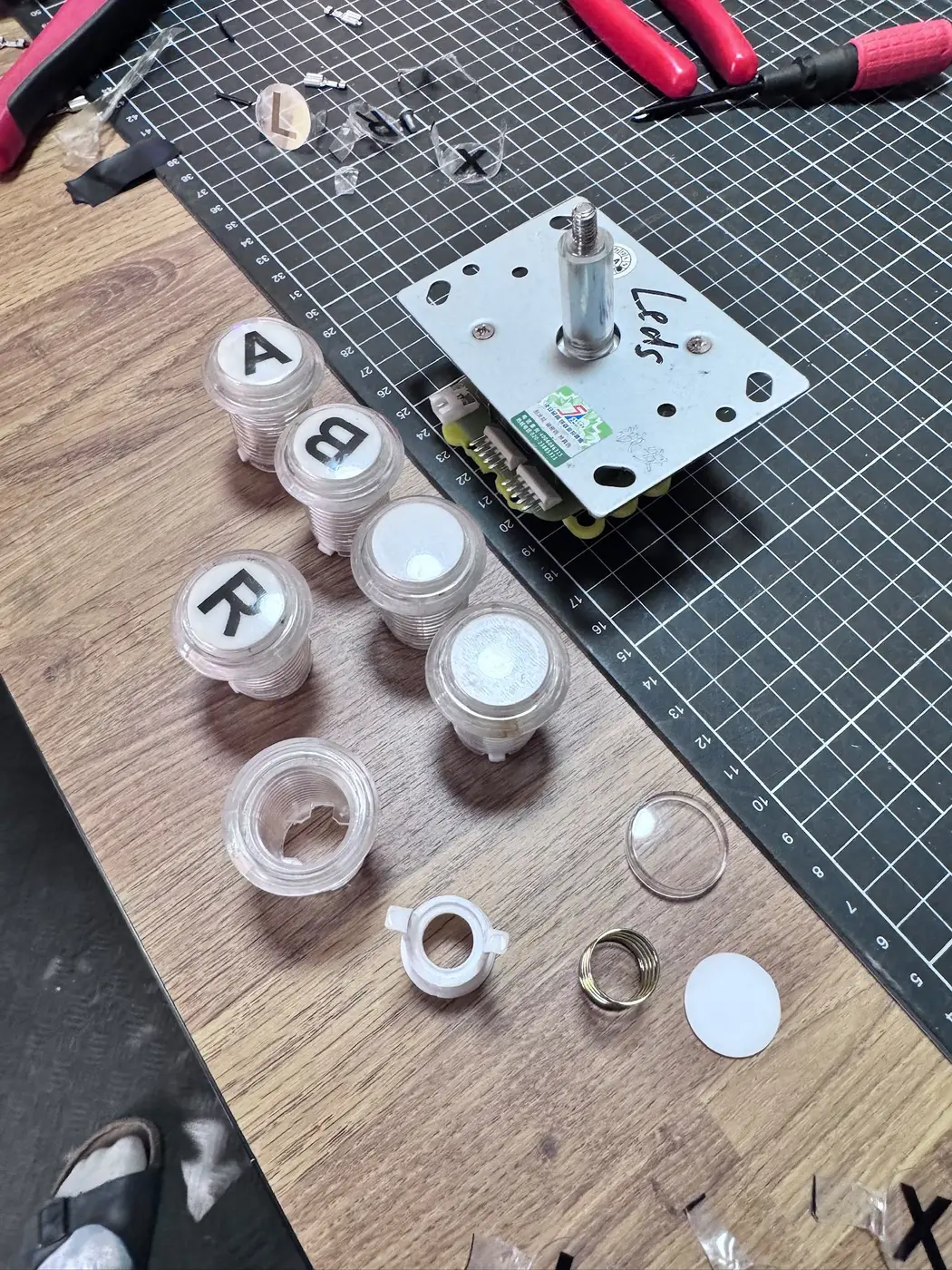 Diagnostic : boutons et joystick LED déposés pour contrôle — restauration Art'cade Design Nice
