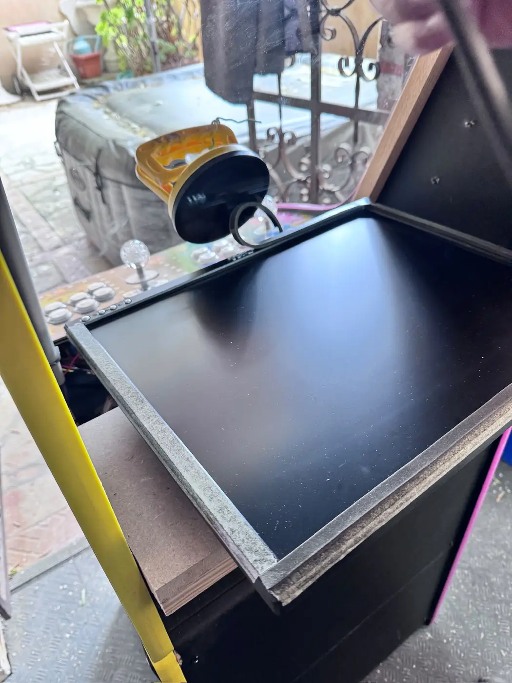 Diagnostic borne arcade : dépose de l'écran et ouverture du cabinet — Art'cade Design Nice