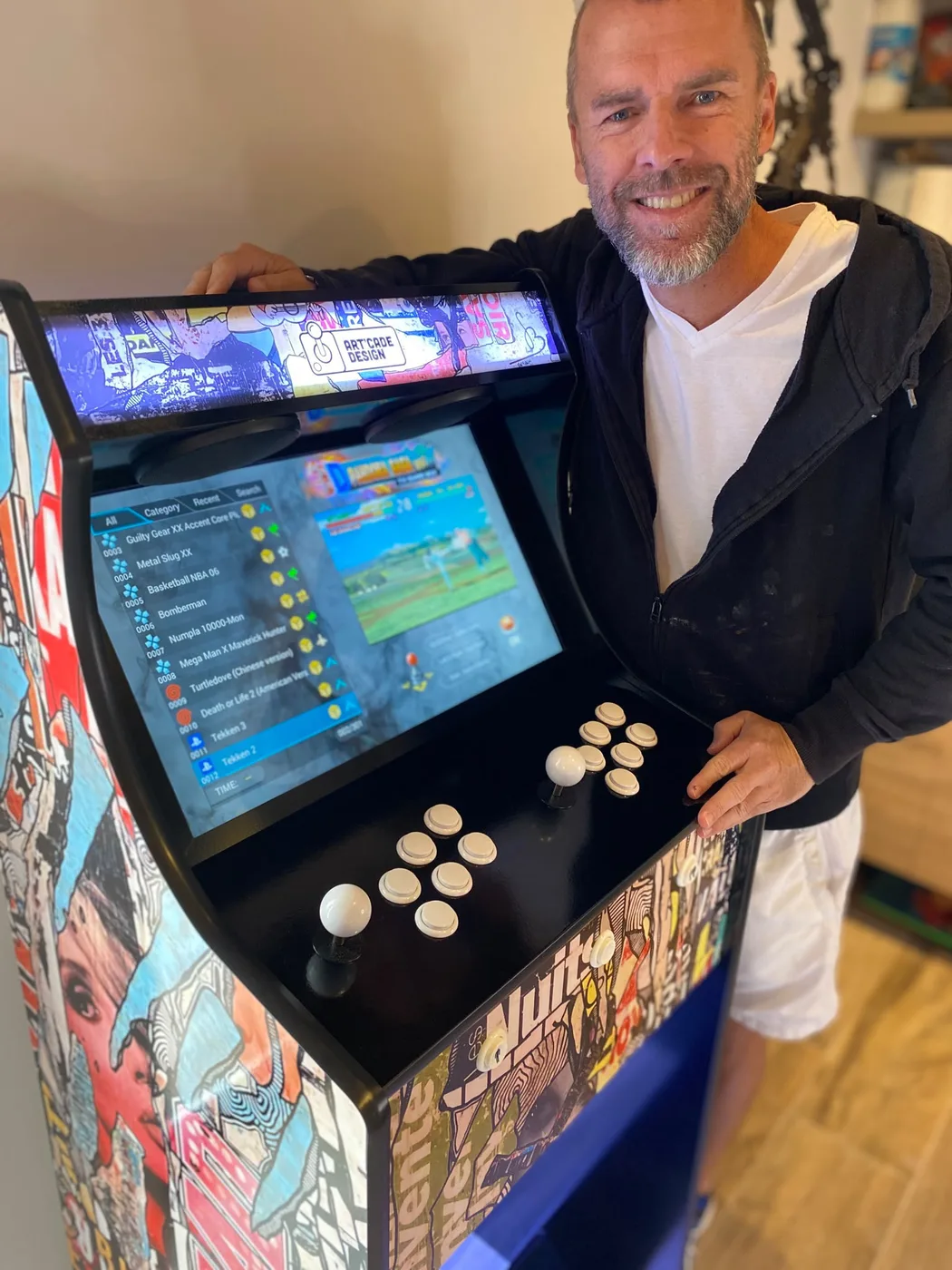 L'artiste Gregory Berben aux côtés de sa borne d'arcade — Art'cade Design Signature