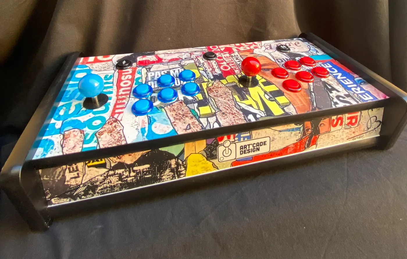 Console de jeux habillée d'une œuvre de Gregory Berben — Art'cade Design Signature