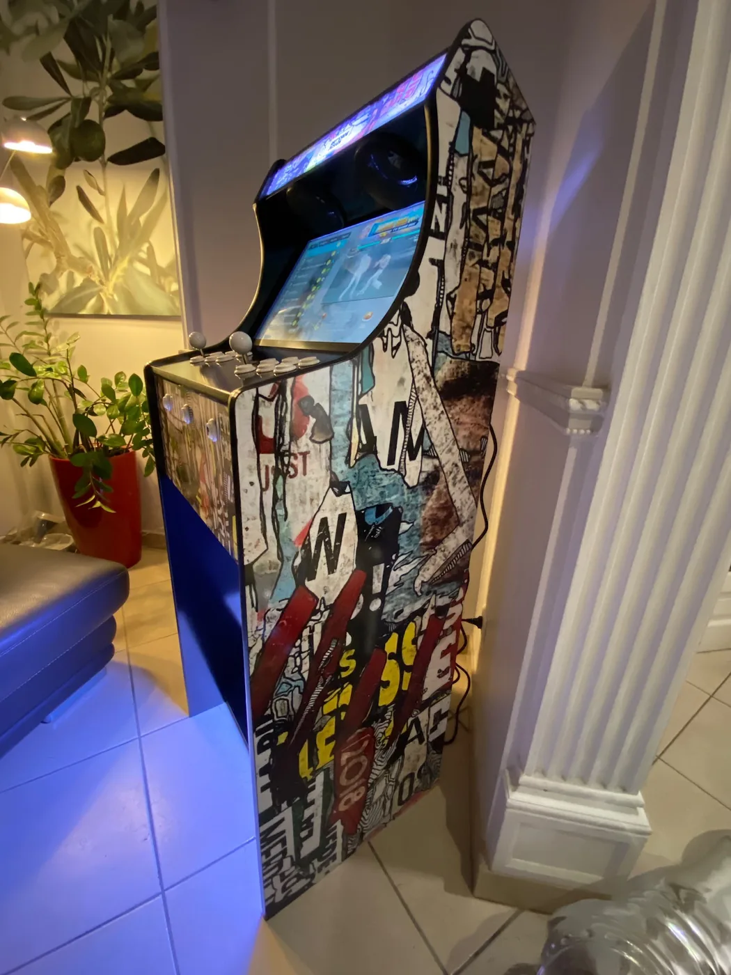 Borne arcade XL Gregory Berben, double cave à vins éclairée — Art'cade Design Signature