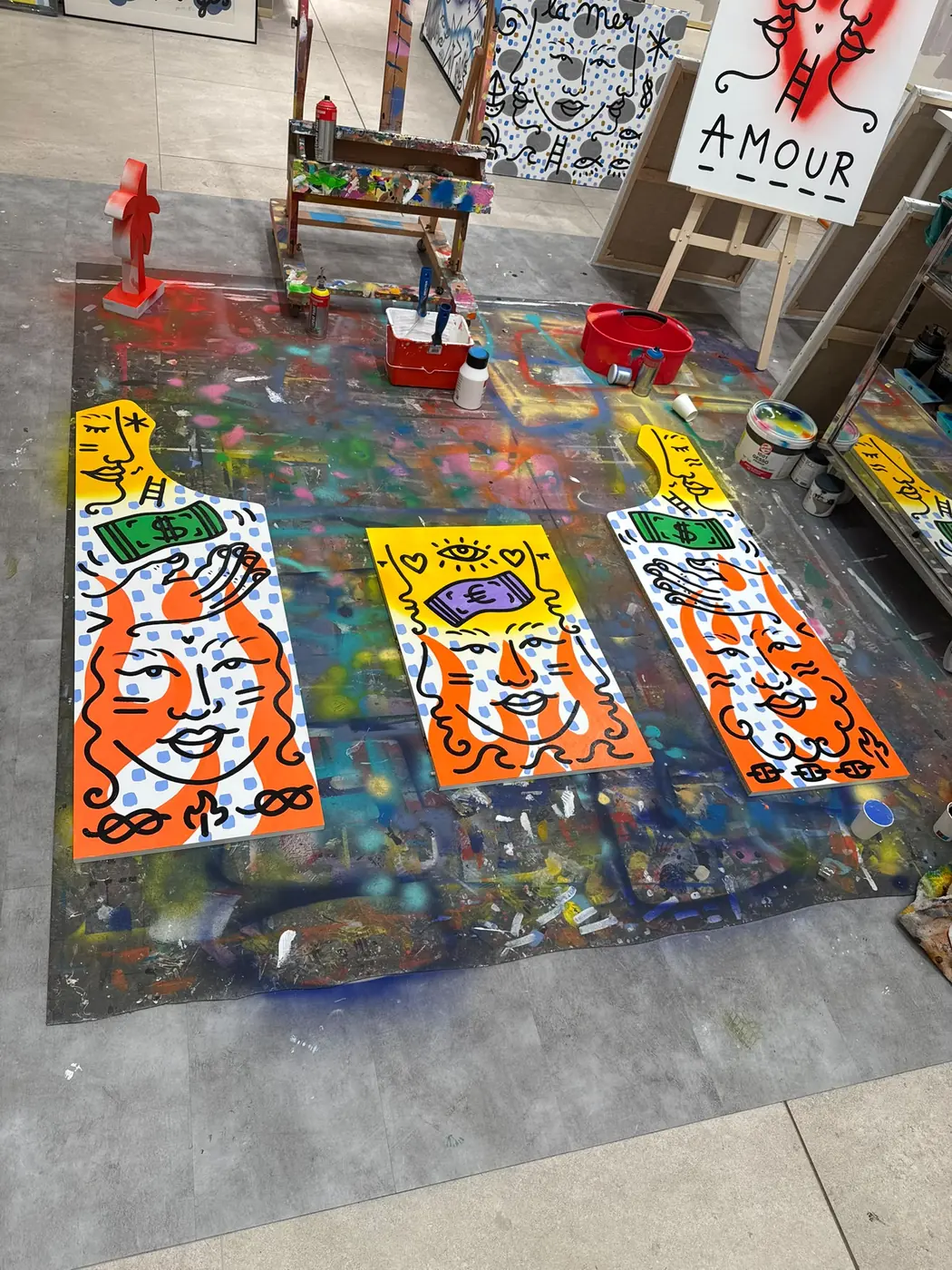 Panneaux de la borne en cours de peinture dans la galerie de Guillaume Cavalier — Art'cade Design Signature