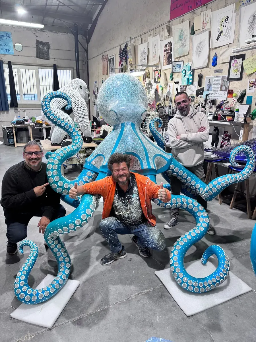 Eddy Maniez et l'une de ses sculptures en silicone et cristaux Swarovski — Art'cade Design Signature