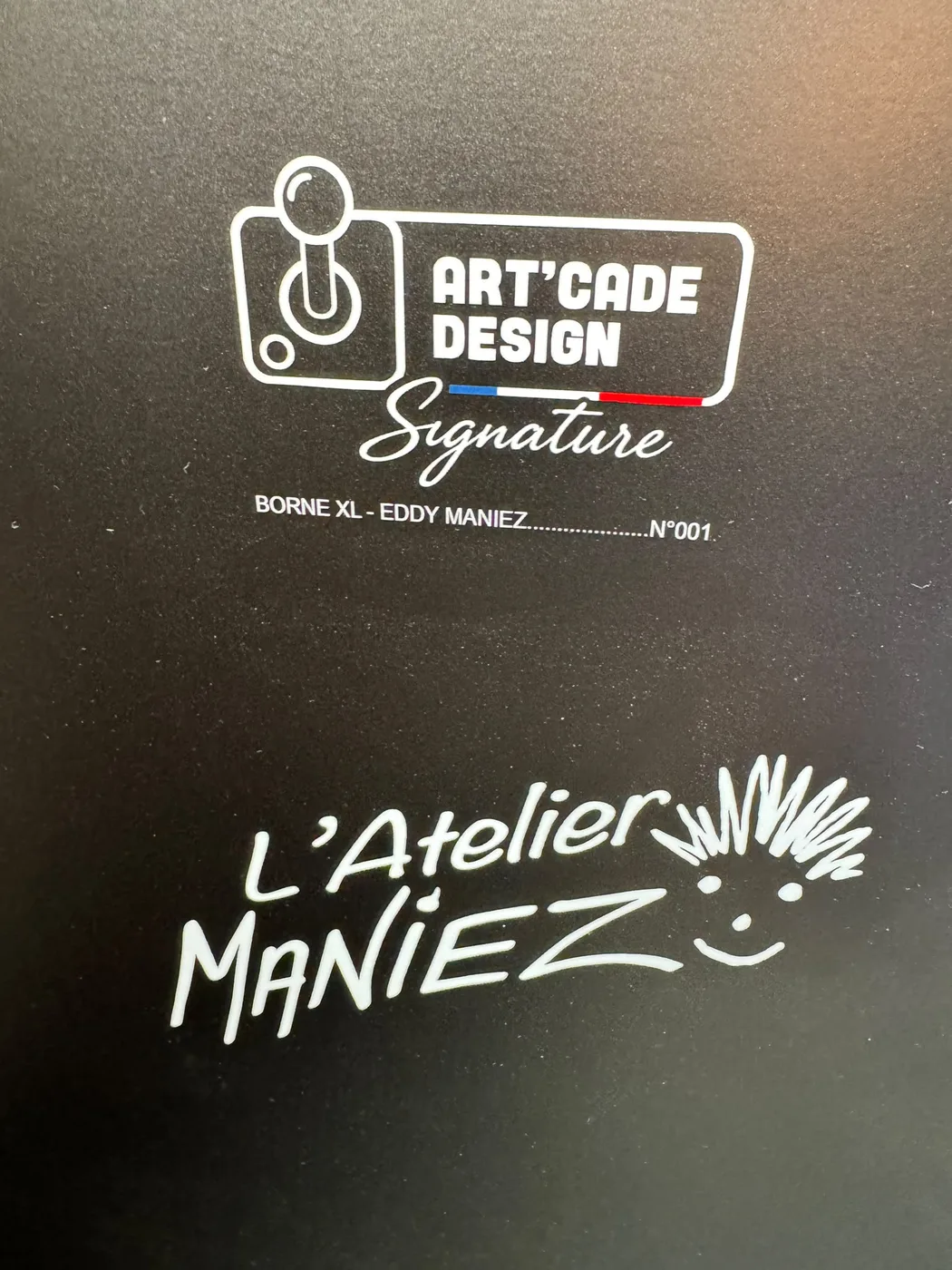 Plaque signée Art'cade Design Signature sur la borne Eddy Maniez — numérotée