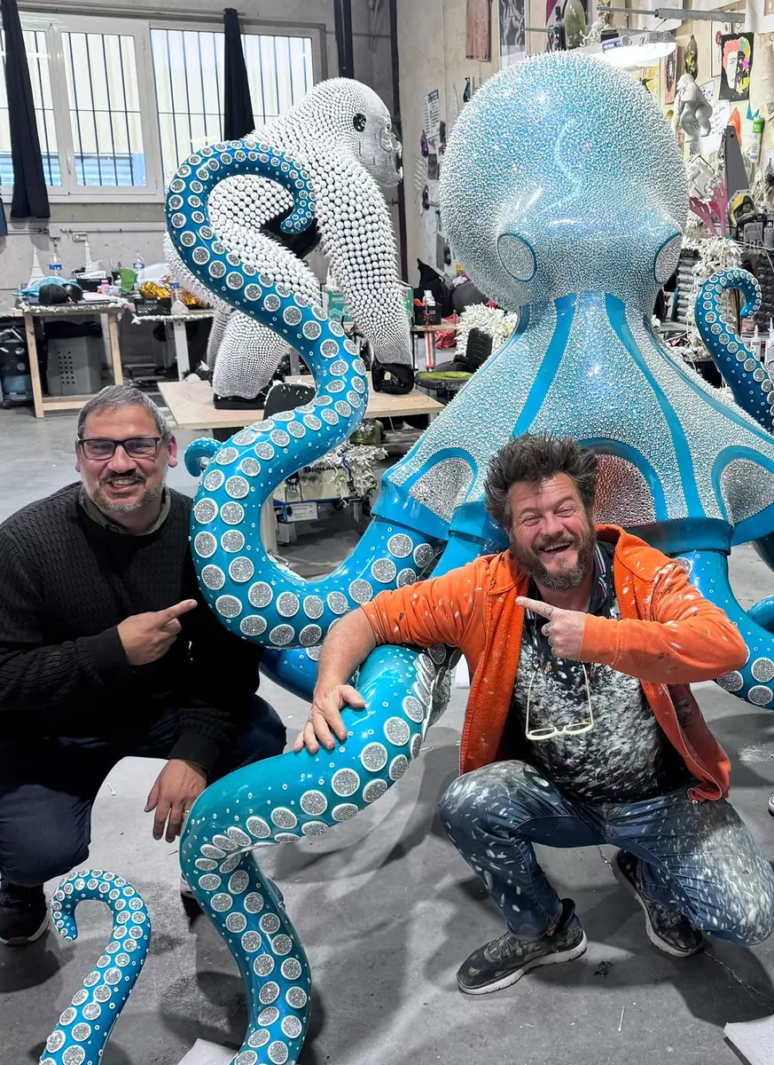 Eddy Maniez et Art'cade Design devant une sculpture de pieuvre ornée de cristaux — Art'cade Design Signature