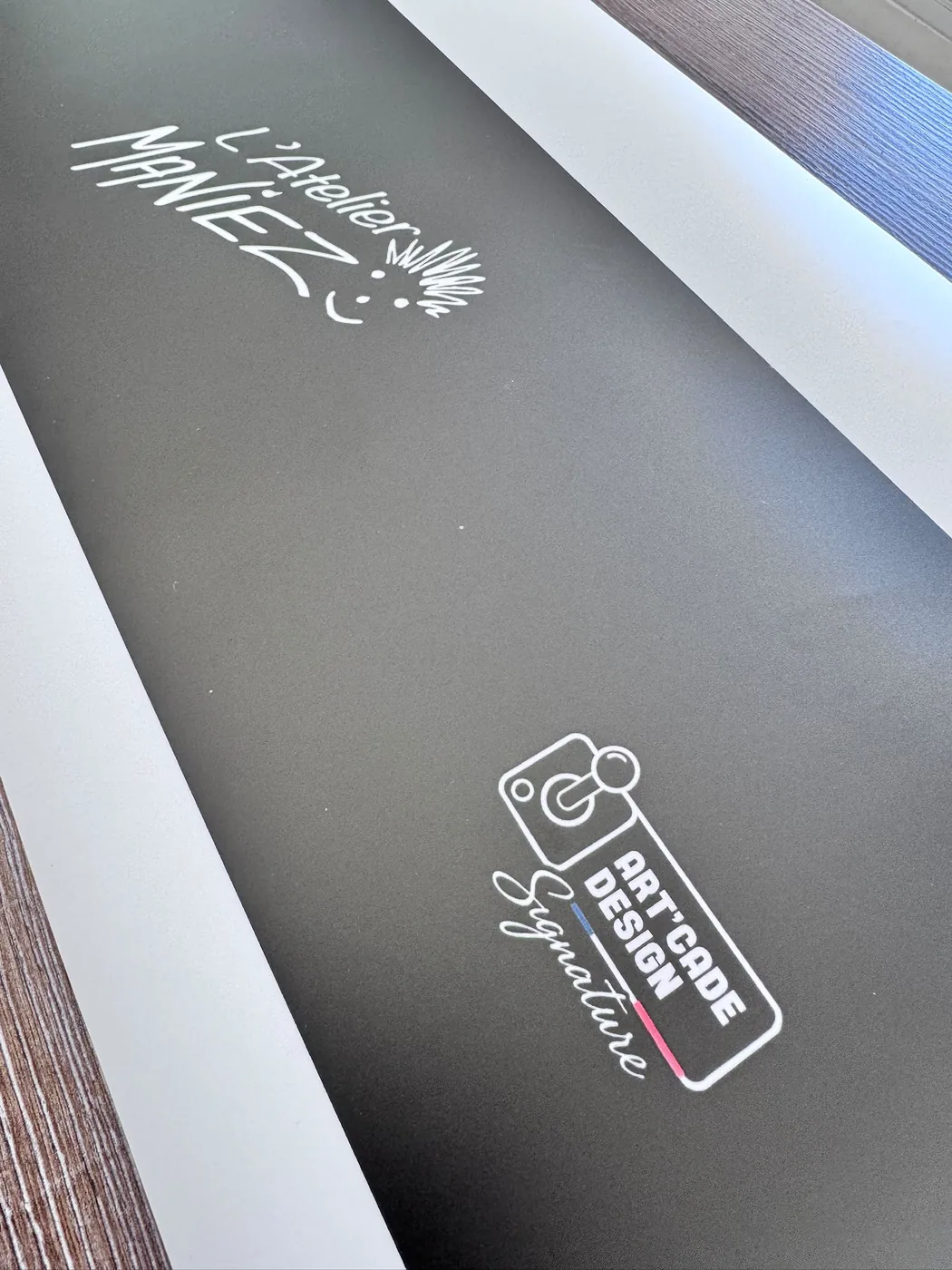 Plaque L'Atelier Maniez et Art'cade Design Signature apposée sur la borne — Art'cade Design Signature