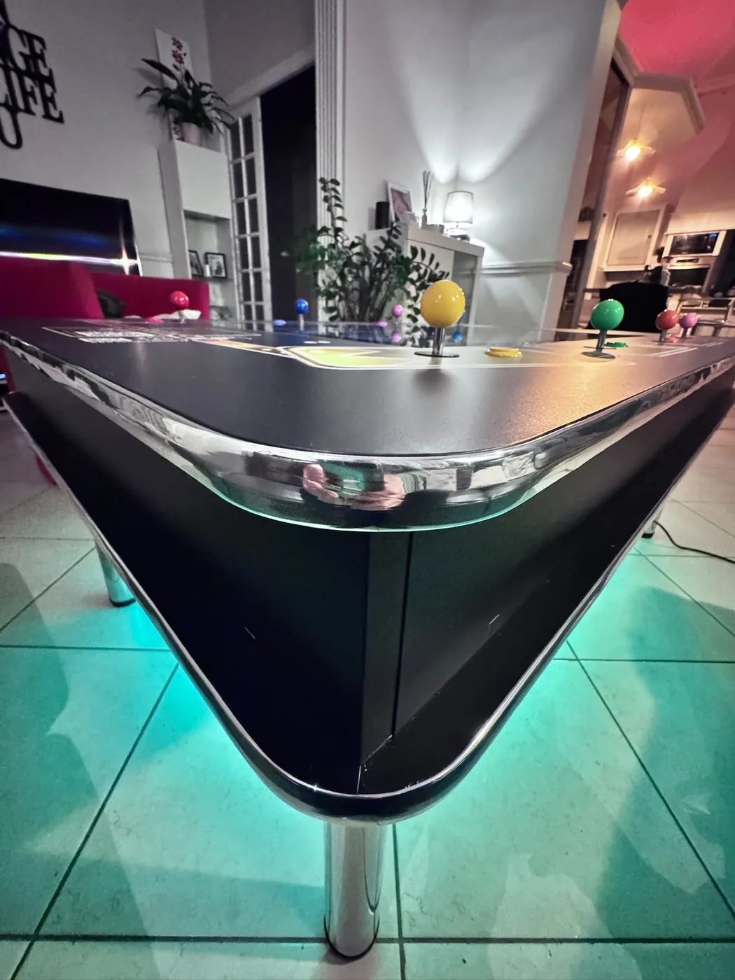 Détail du coin biseauté et de l'éclairage LED turquoise d'une table cocktail arcade — Art'cade Design Nice