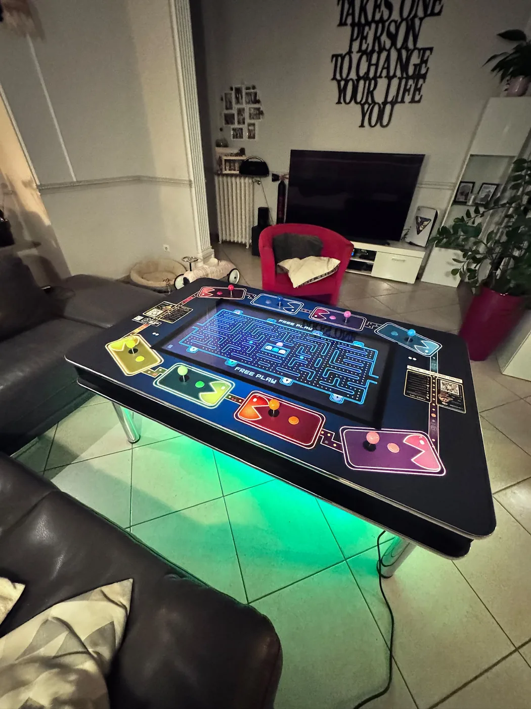 Écran de jeu d'une table cocktail arcade vu sous la vitre du plateau — Art'cade Design Nice