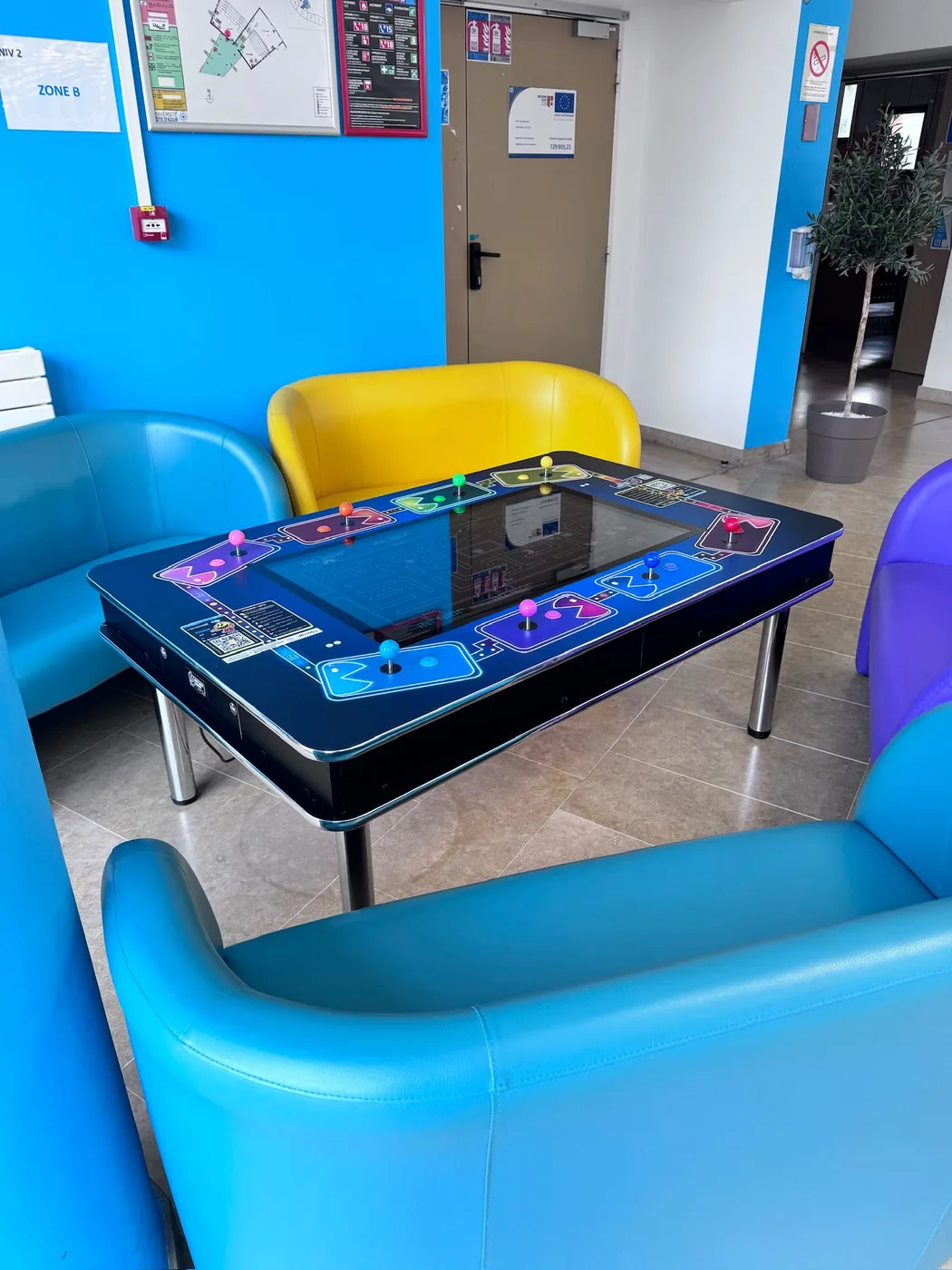 Table cocktail arcade installée dans un hall d'accueil universitaire sur la Côte d'Azur — Art'cade Design Nice